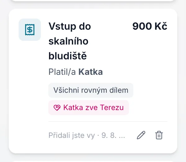 Vlastní výdaj s patičkou „Přidáno tebou“ a odkazy Upravit a Smazat